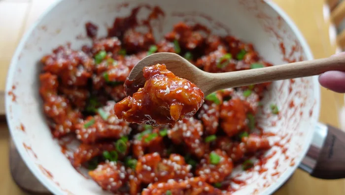 Marinate chicken breast with salt, white pepper, MSG, minced garlic, ginger, soy sauce, and vinegar. Leave overnight (22.48)