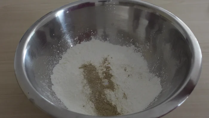 Add cold water to 2/3 of the cornstarch to create a runny batter. Add a little plain flour to achieve single cream consistency (52.879).