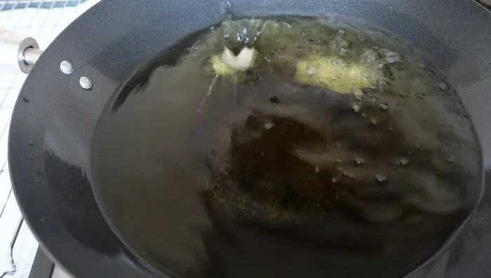 First fry: Fry chicken in 170°C vegetable oil for 5-7 minutes until pale golden (95.159).