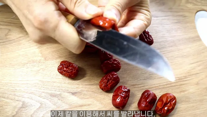 Extract jujube seeds with a knife.