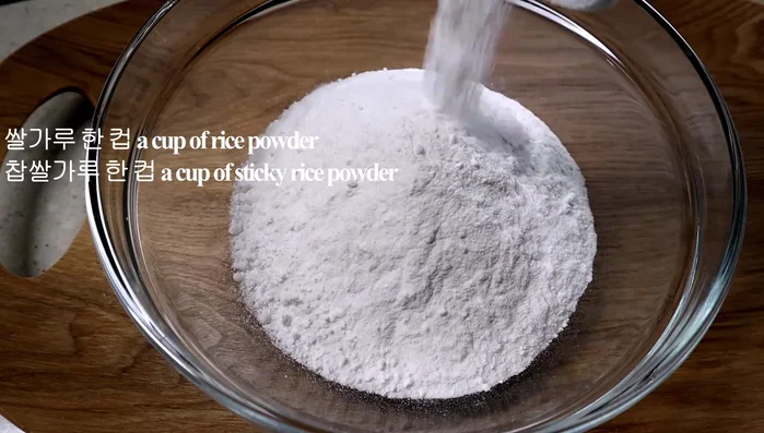 Mix rice powder, sticky rice powder, and a pinch of salt.