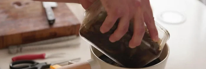Pasteurize the marinade: Pour the marinade from the shrimp into a pot, bring to a boil for 2-3 minutes, then turn off the heat and let it cool.