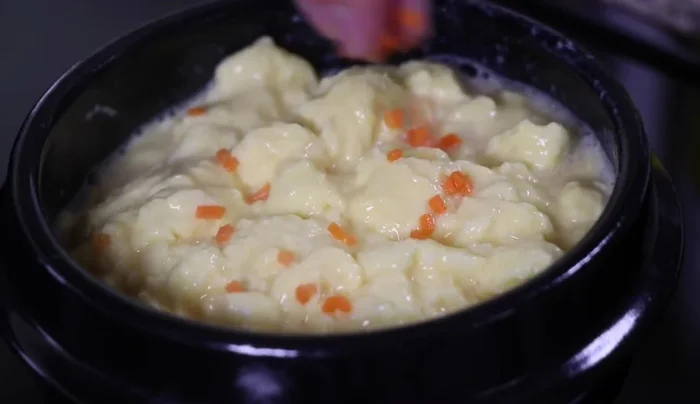 Sprinkle chopped carrot and green onion on top. Cover with a lid and cook for another 2 minutes.