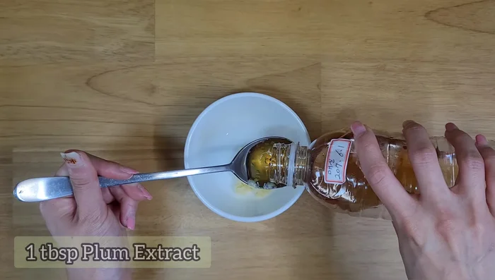 Prepare the sauce: Combine minced garlic, plum extract (or sugar), soy sauce, sesame oil, urigodang/corn syrup/honey, chili powder, and gochujang. Mix well.