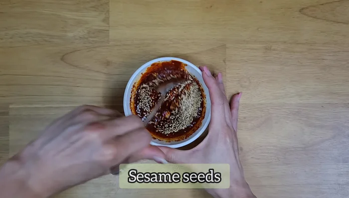 Add sesame seeds to the sauce and mix.