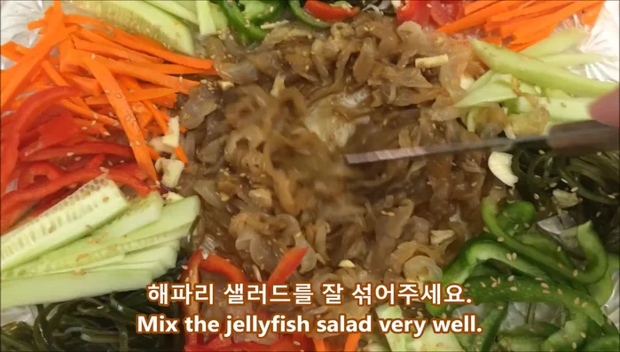 Mix the jellyfish salad well.