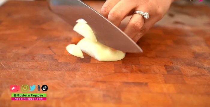 Cut the onion into thin slices.