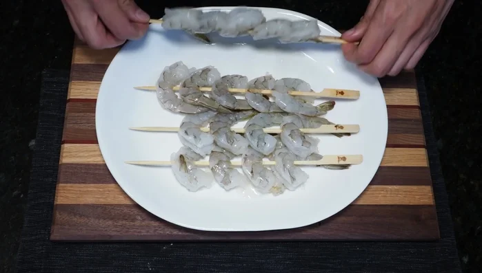 Drizzle olive oil on both sides of the shrimp. [99.6]