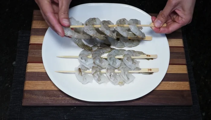 Rinse and pre-skewer the shrimp. [86.32]