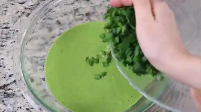 Add the chopped garlic chives and onion to the batter and mix. [156.41]