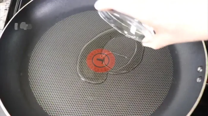 Heat cooking oil in a non-stick pan. Add 2 spoonfuls of batter and spread to make a 1-inch circle. [166.79]