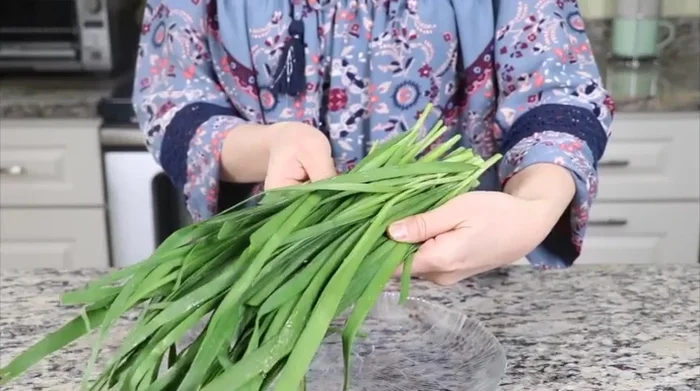 Prepare garlic chives: Remove bad parts and wash thoroughly. [68.03]