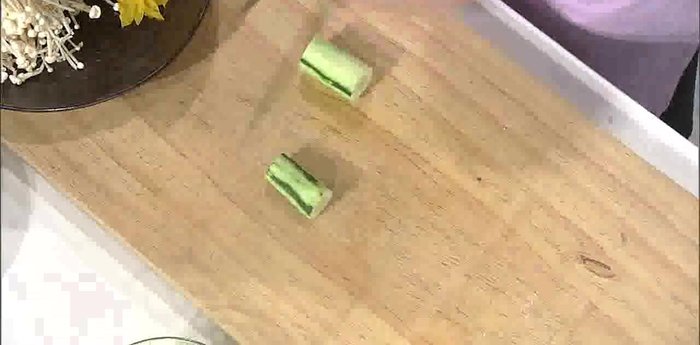 Cut the cucumber into 6cm pieces, removing the seeds. Rotate the cucumber while cutting for a neat look.
