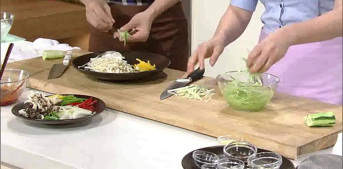 Soak the vegetables in ice water to make them crunchy.