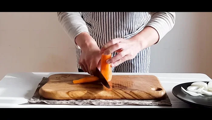 Prepare the vegetables: julienne carrots and lettuce.
