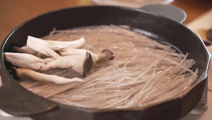 Arrange the vegetables around the edges of a pot, leaving space in the middle for the meat.