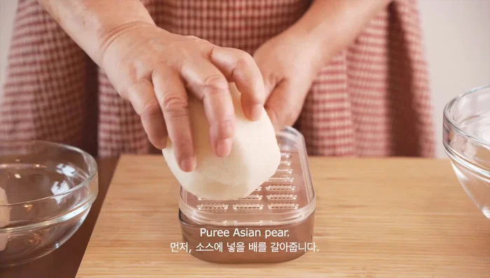 Puree the Asian pear using a food processor.