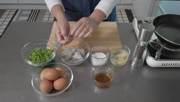 Remove shrimp tails and chop into bite-sized pieces. Add salt, ginger, sake, and pepper to pre-season.