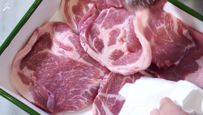 Cut the pork into bite-sized pieces and pat dry with paper towels. [159.84, 173.44]