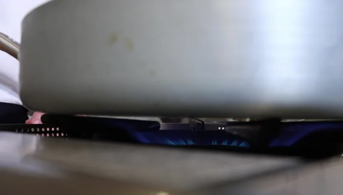 Heat a pan over medium-high heat. Add 1 teaspoon of oil. [187.12]