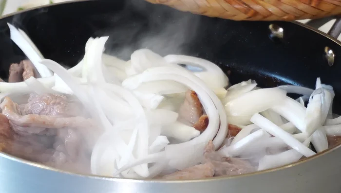 Add the sliced onions to the pan and stir-fry until desired tenderness. [246.08]