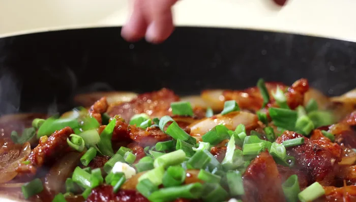 Sprinkle with chopped green onions, mix, and turn off the heat. [326.56]