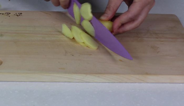 Cut ginger into thin slices, then into thin strips.