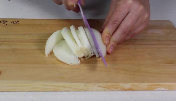 Slice onion into bite-sized pieces.