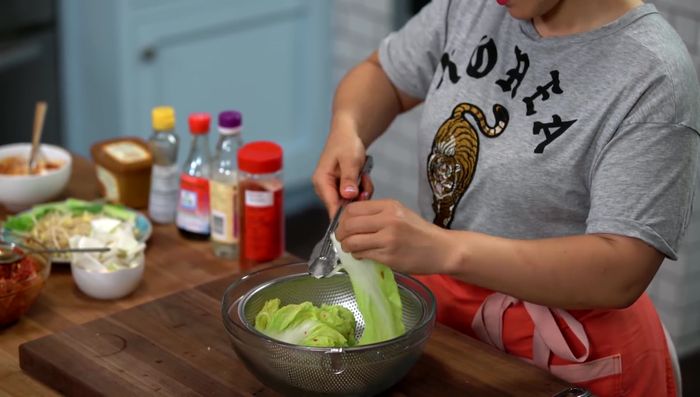 Tear up the blanched cabbage and marinate it in the remaining sauce.