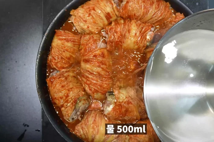 Place the mackerel-kimchi rolls in the pan.