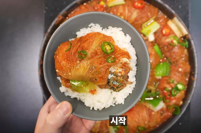 Pour the mackerel canned broth into a pan. If using canned broth, you don't need additional broth. Add Korean doenjang.