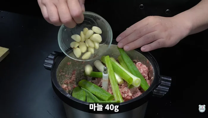 Add green onions and garlic to the dough and mix well.