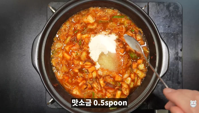 Season the water jjambbong with minced garlic and salt, then add soft tofu, pepper, and eggs and boil it once more.