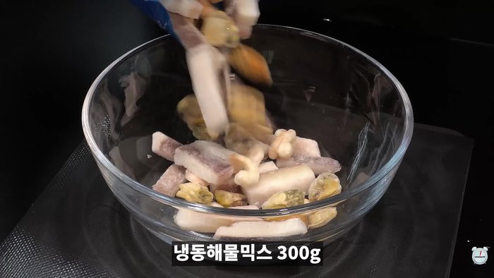 Add water and soju to the frozen vegetable mix to defrost it.