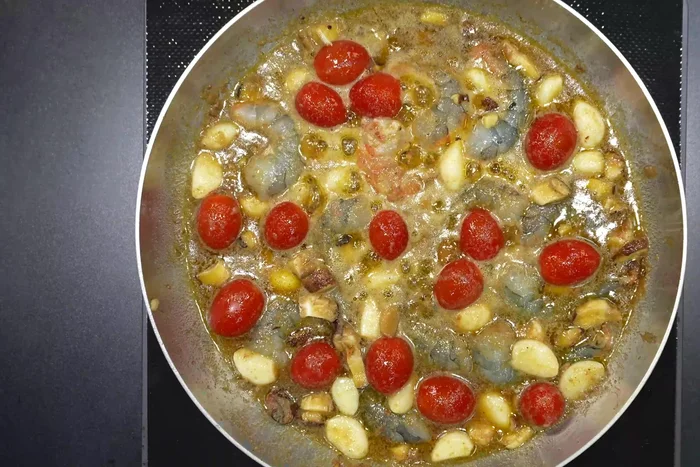 Add garlic, cherry tomatoes, chopped shiitake mushrooms, and shrimp to the pan. Boil on low heat for 15 minutes.