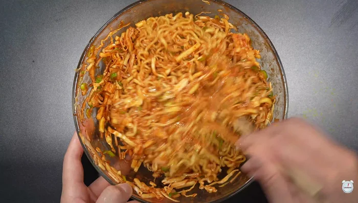Coat a pan with cooking oil, add the noodle mixture, spread evenly, and fry until golden brown on both sides.