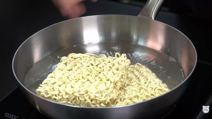 Boil the buldak stir-fried noodles in a pot for exactly 3 minutes.