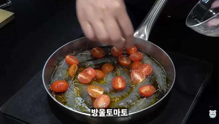 Add shrimp, cherry tomatoes, and shiitake mushrooms. Boil slowly over low heat.