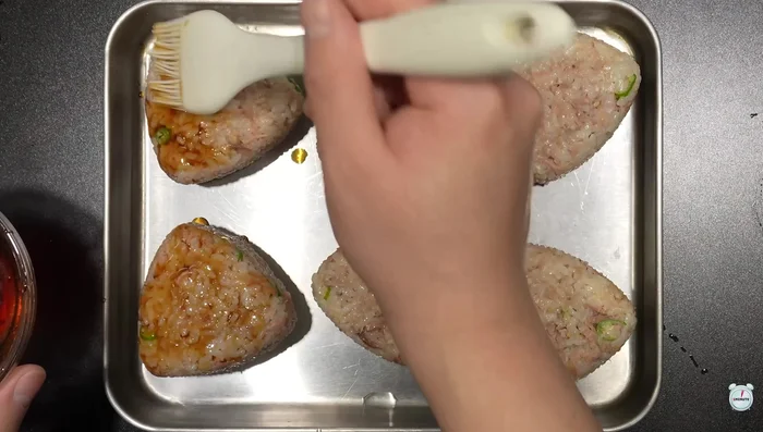 Add Borae, soy sauce, mirin, tuna liquid, and syrup and mix them. Then, generously spread it on the top of the rice ball. Bake it in an air fryer at 200 degrees for 10 minutes. Turn it over, apply the same amount of sauce, and bake it for 10 more minutes.