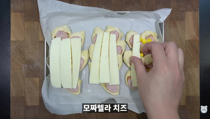 Put sweet corn and mozzarella cheese on the sausage bread, and sprinkle mayonnaise and ketchup.