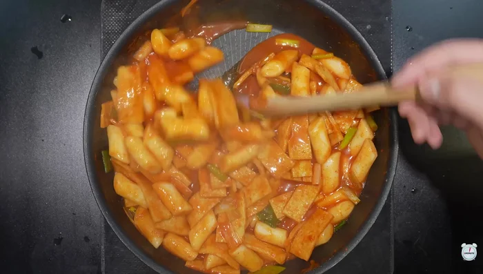 Boil the tteokbokki until the rice cake is cooked.