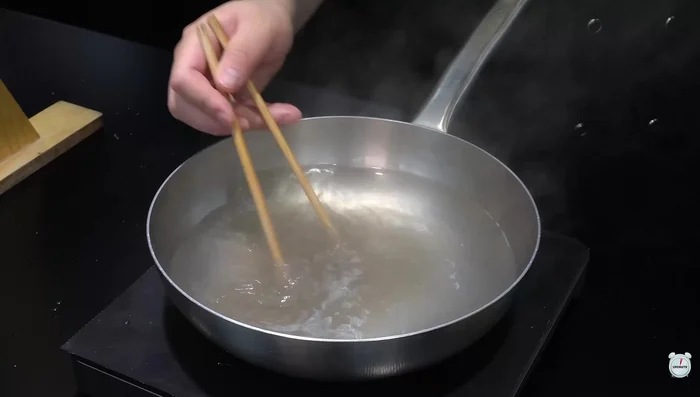 Put the glass noodles in boiling water. After boiling, drain the noodles and add sesame oil and sugar to season them.