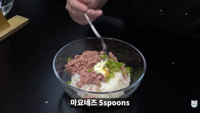 Add the rice, drained tuna, green chili pepper, mayonnaise, sesame seeds, and sesame oil, and mix well. Then, put the mixture in a triangle kimbap mold and shape them one by one.