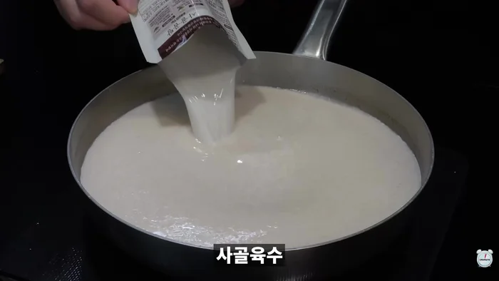 Add donggol and sagol broth to the meat broth. Boil. Adjust amount to taste.