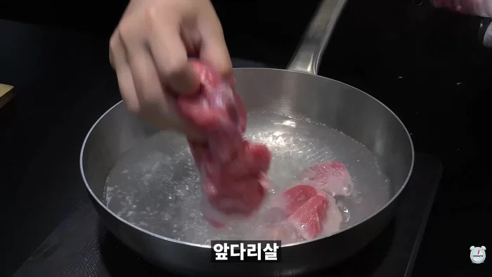 Boil foreleg meat with salt in boiling water until cooked. Remove meat.