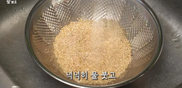 Lightly wash brown rice two or three times and soak in warm water for an hour. Also, wash and soak dried shiitake mushrooms in water for an hour.