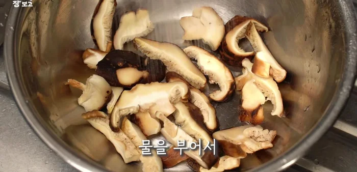 Drain the soaked brown rice and shiitake mushrooms. Squeeze out excess water from the mushrooms.