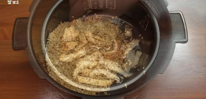 Put the drained brown rice and chopped shiitake mushrooms into the rice cooker.