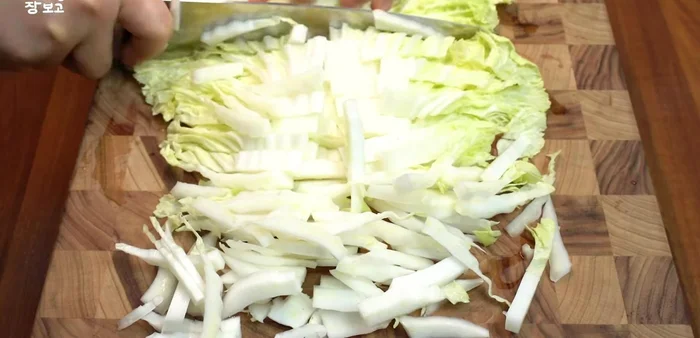 Cut the cabbage leaves into bite-sized pieces and add them to the rice cooker.