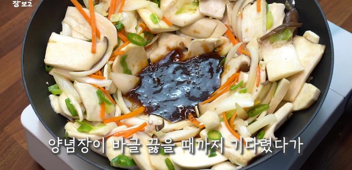 Bring the sauce to a boil, mix everything together, and stir-fry for another minute.